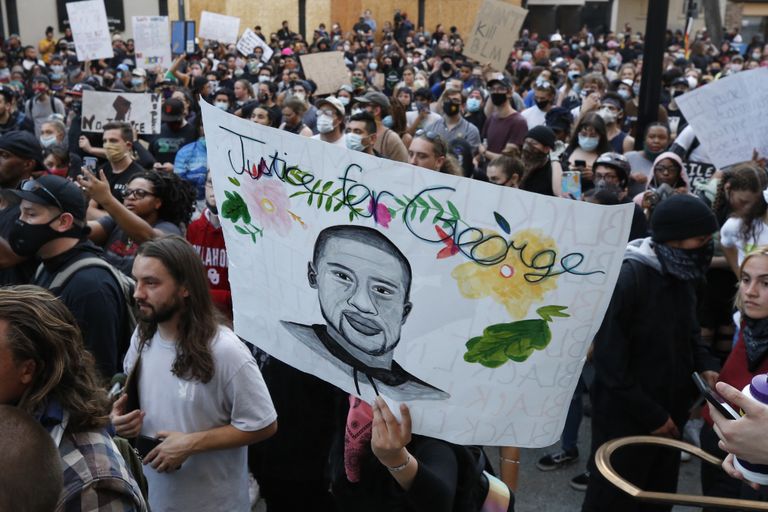 Protestijad Californias Sacramentos. Plakatil on näha George Floydi, juures tekst «Õiglus George’ile»