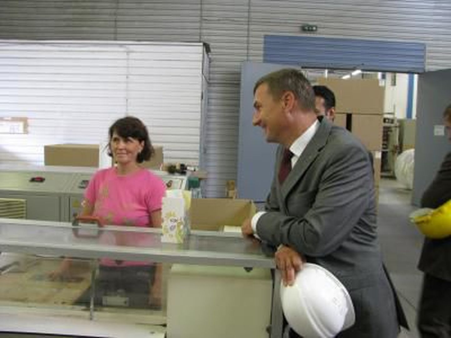 Премьер-министр Андрус Ансип посещает бумажную фабрику в Кехра.