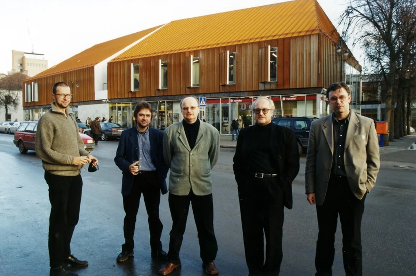 Kaubanduskeskuse "Ferrum" projekteerijad - Arhitektuuribüroo Alver Trummal arhitektid hoone taustal. (MM nr. 212, 2.XI 2002).