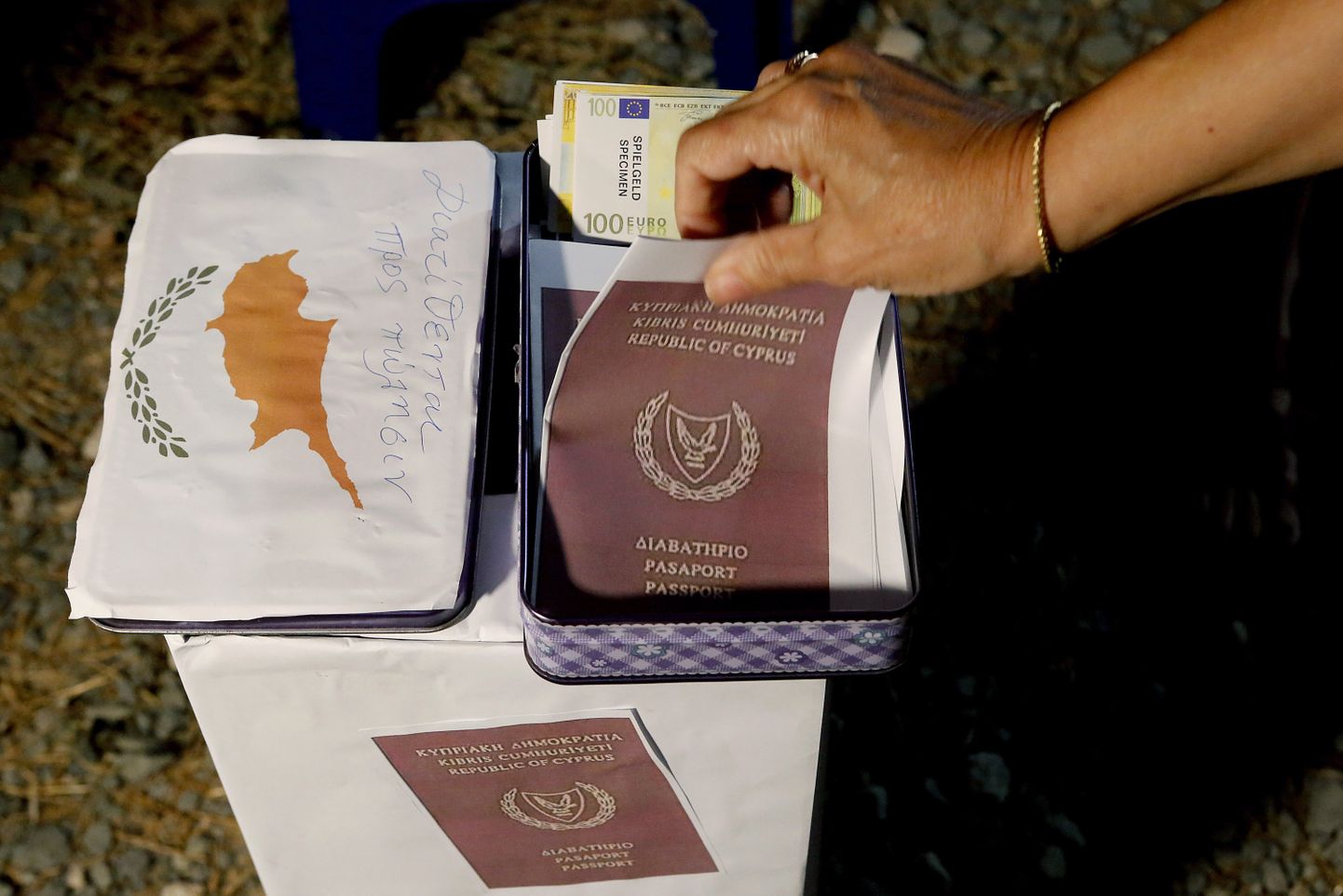 Акция протеста против выдачи паспортов Кипра инвесторам.