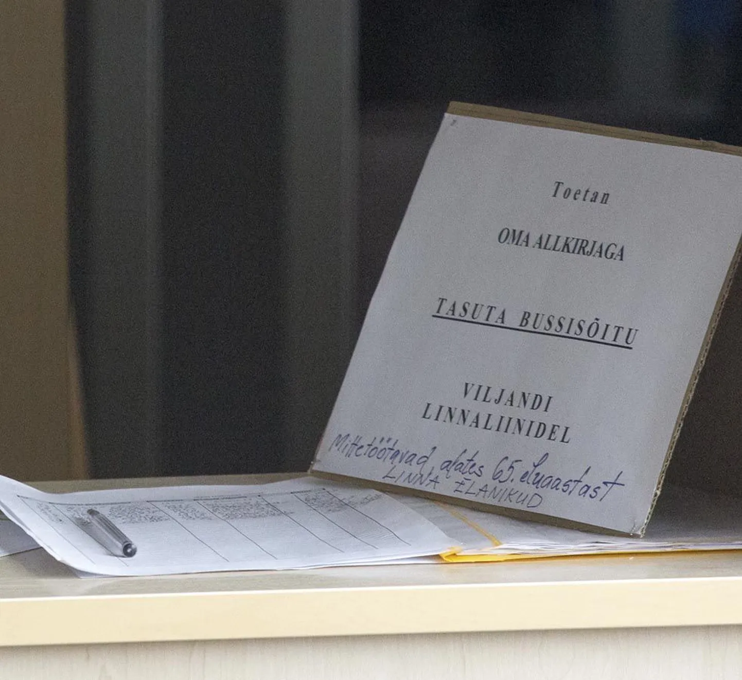 Pensionäride tasuta bussisõidu heaks saab allkirja anda linnaraamatukogu garderoobi ees.