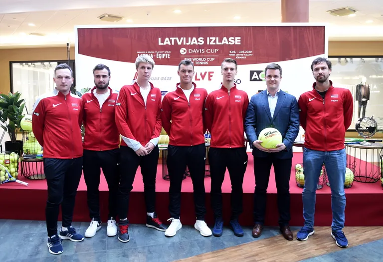 Latvijas vīriešu tenisa izlases kapteinis Deniss Pavlovs (no kreisās) un spēlētāji Artūrs Lazdiņš, Kārlis Ozoliņš, Mārtiņš Podžus, Roberts Štrombahs un Ernests Gulbis (no labās).