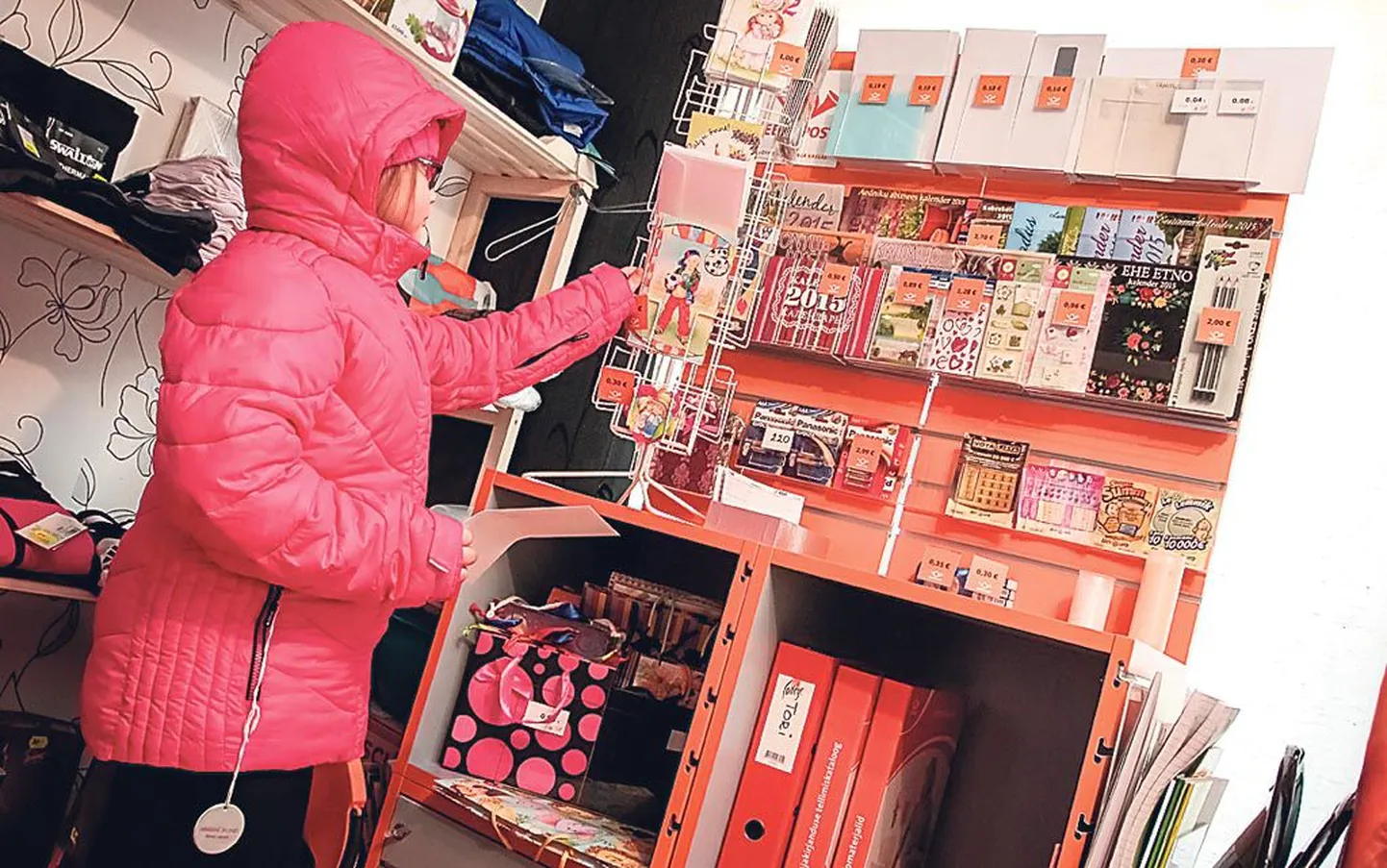 Ümbrikud, margid, kaardid ehk postipunkti lett poenurgas.