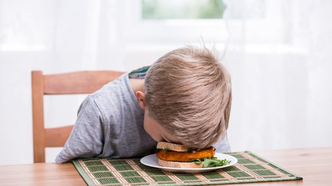 Väsinud ja isututel lastel võib olla raske oma tundeid kommunikeerida. Kui laps näib nõrk, üleväsinud või keeldub söömast tuleks pöörduda lastearsti poole. Väsinud ja isututel lastel võib olla raske oma tundeid kommunikeerida. Kui laps näib nõrk, üleväsinud või keeldub söömast tuleks pöörduda lastearsti poole.