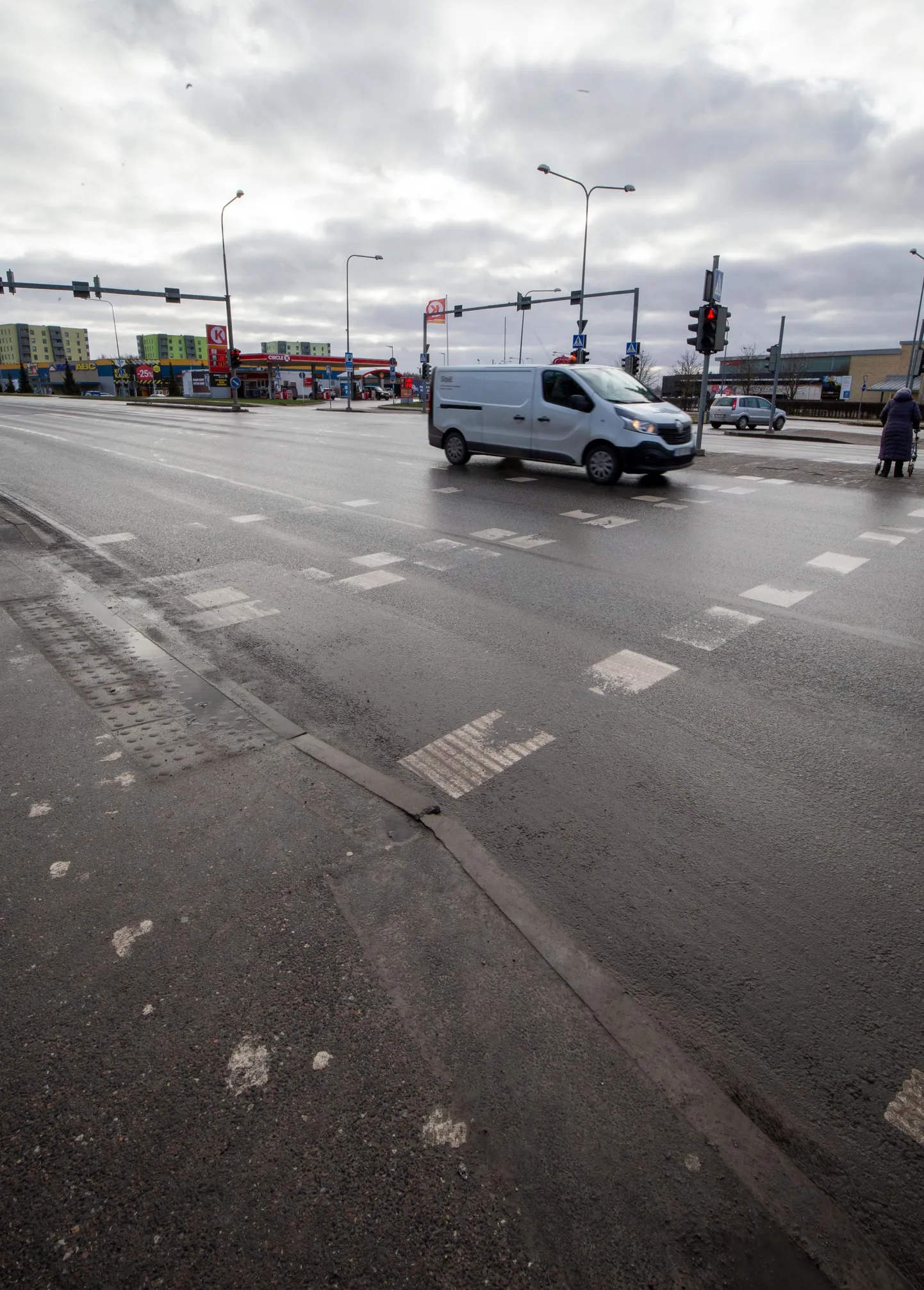 Kalda tee ja Ihaste tee ristmikul asfaltkattesse sõidetud roopad ning kaduma kippuvad teekattemärgised on näide sellest, mida tekitavad naastrehvid. Seepärast tahab Tartu volikogu majanduskomisjon teha valitsusele ettepaneku keelata Eestis naastrehvid. Linnavalitsus sama meelt pole.