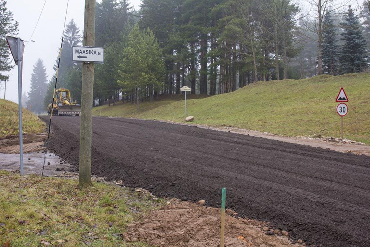 Tänavu tehti 26 000 euro eest korda Oja tee aluspõhi. Järgmisel aastal tuleb kulutada veel vähemalt 71 000 eurot, et sellele asfalt laotada.
