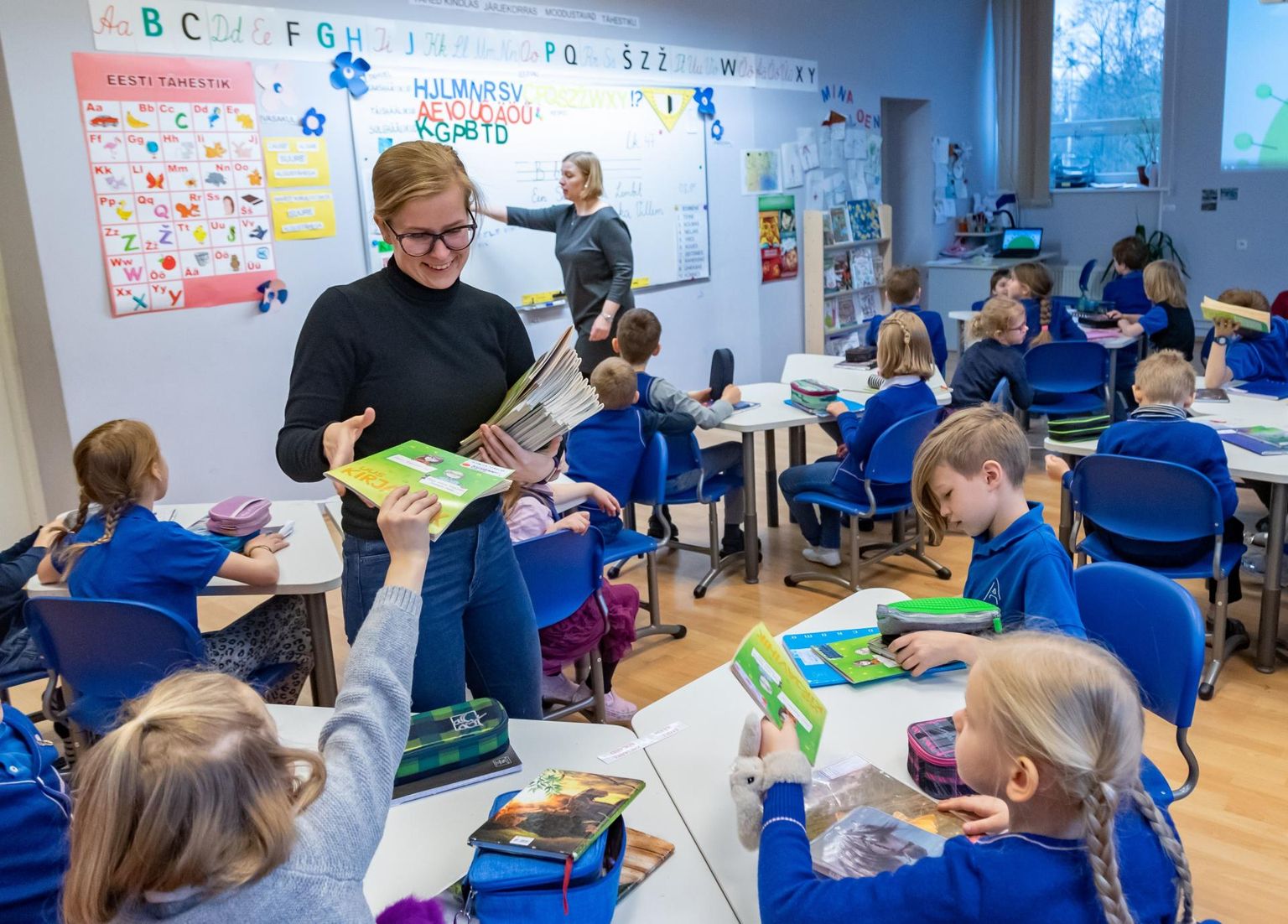 Esimese klassi õpilased Tallinna Avatud Koolis, kus õppetöö toimub kahesuunalise keelekümbluse meetodil. Pildil õpetajad Kai Liis Lepp (paremal) ja Evelina Metškovska-Krosmann.