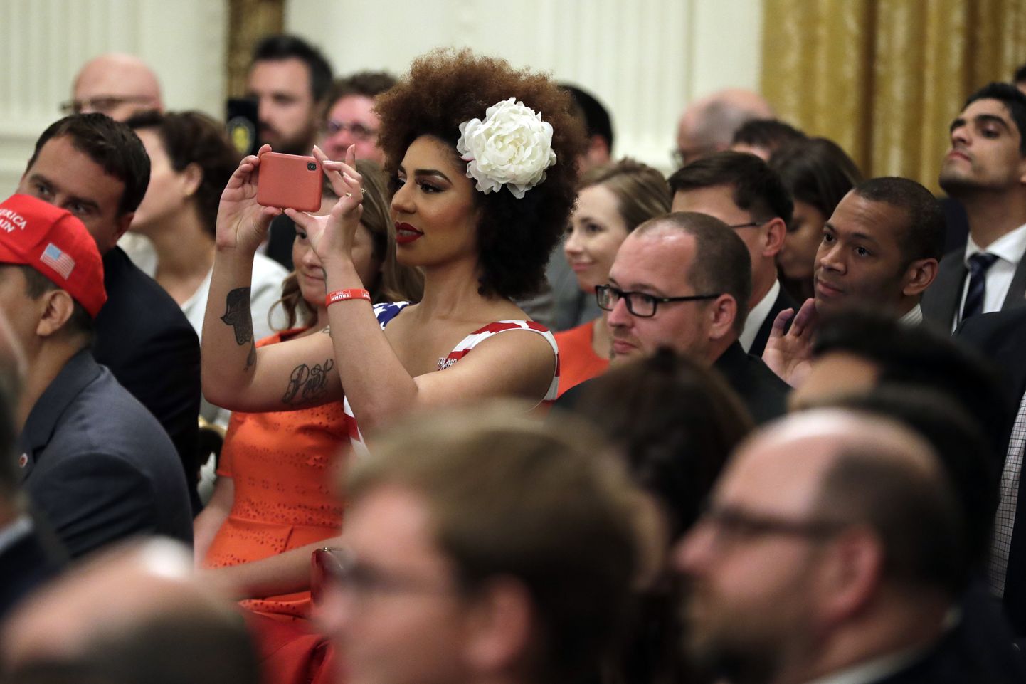 Külalised tegemas pilte USA presidendi Donald Trumpi sõnavõtu ajal Valges Majas, kus toimus presidendi eestvedamisel sotsiaalmeedia tippkohtumine.