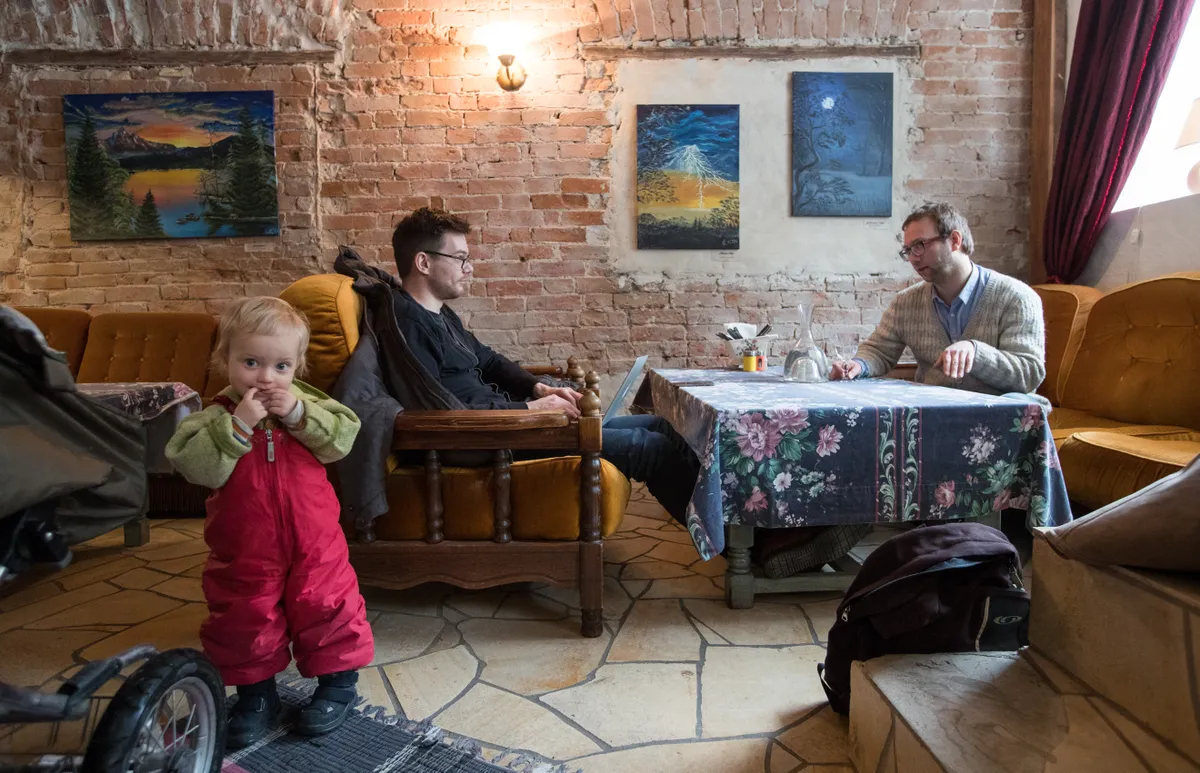Jaan Tootsen ajakirjanikuga kohvikus: «Tunnen Kalamajas iga viimast kui nurgatagust.»
