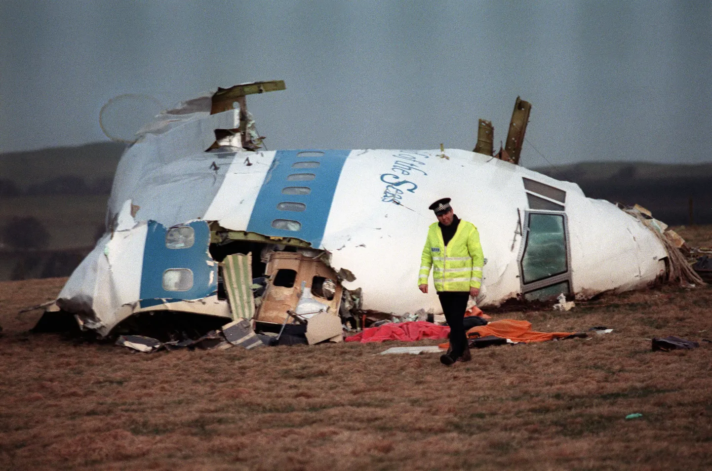 Politseinik kõnnib 1988. aasta detsembris päev pärast Pan Ami lennuki plahvatust Lockerbie külas Šotimaal lebavate rusude juures.