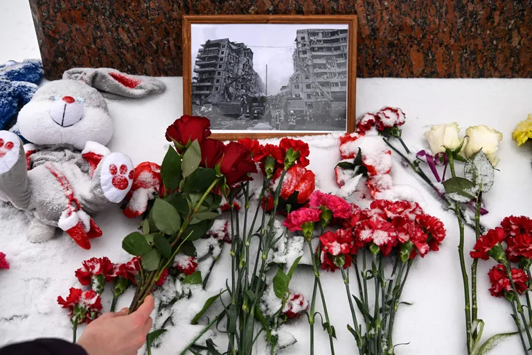 Inimene asetama Venemaa pealinnas Moskvas Ukraina poetessi Lesja Ukrajinka kuju juurde lilli. Venelased protestivad nii Ukraina sõja vastu