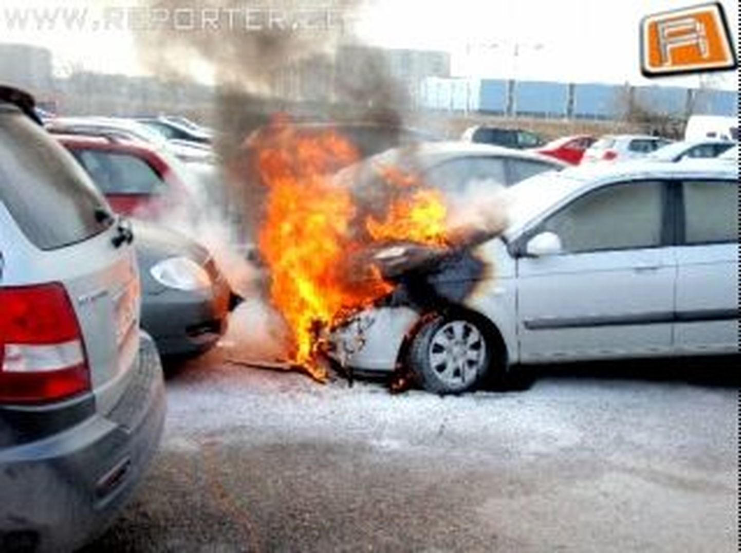 Parklas põlema süttinud sõiduauto Hyundai.