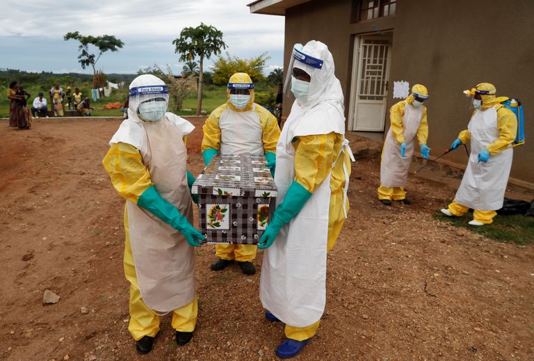 Tervishoiutöötajad Benis, Kongo Demokraatliku Vabariigis, kes kannavad lapse kirstu, kes suri arvatavasti Ebola viiruse tõttu. 