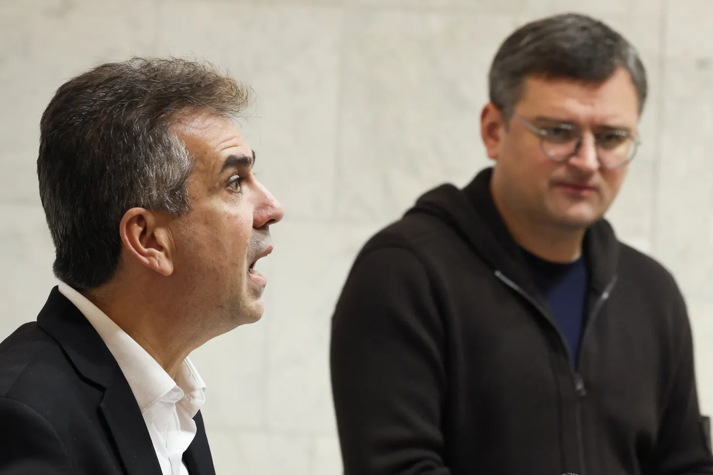 Israeli välisminister Eli Cohen ja tema Ukraina kolleeg Dmõtro Kuleba Kiievis pressikonverentsil.