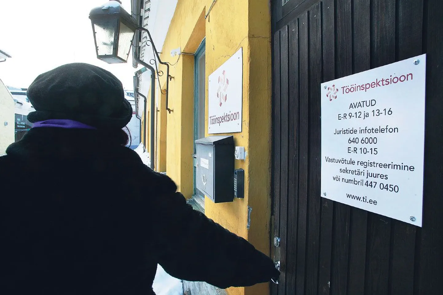Pärnus võtavad tööinspektsiooni juristid abivajajaid vastu südalinnas raekoja hoone kõrval asuvas majas.
