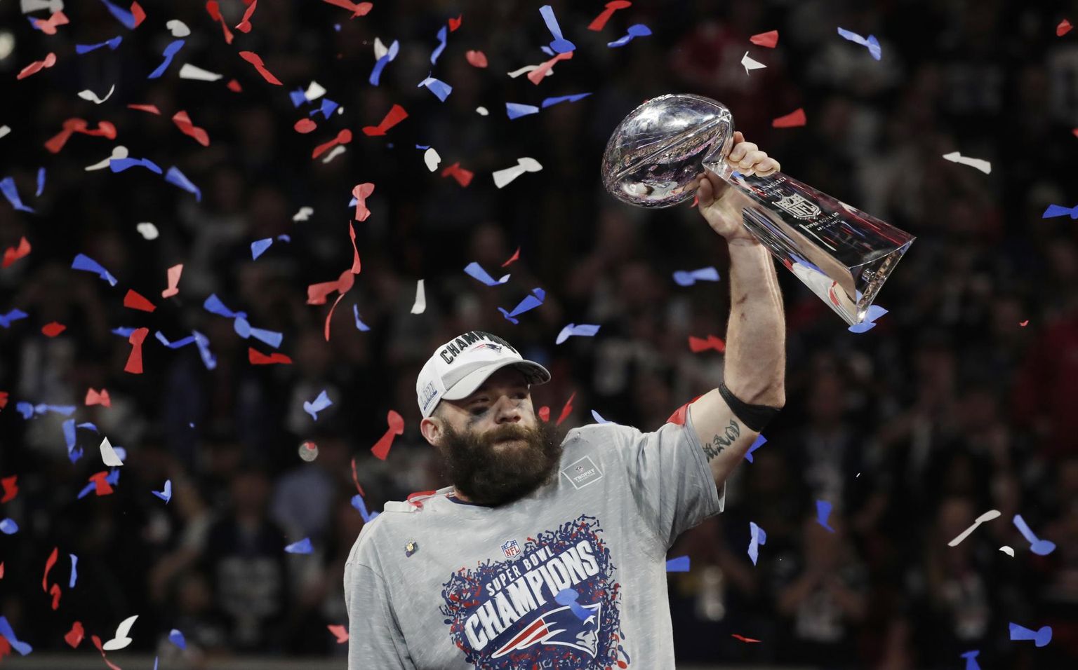 Julian Edelman Vince Lombardi nime kandva Super Bowli trofeega.