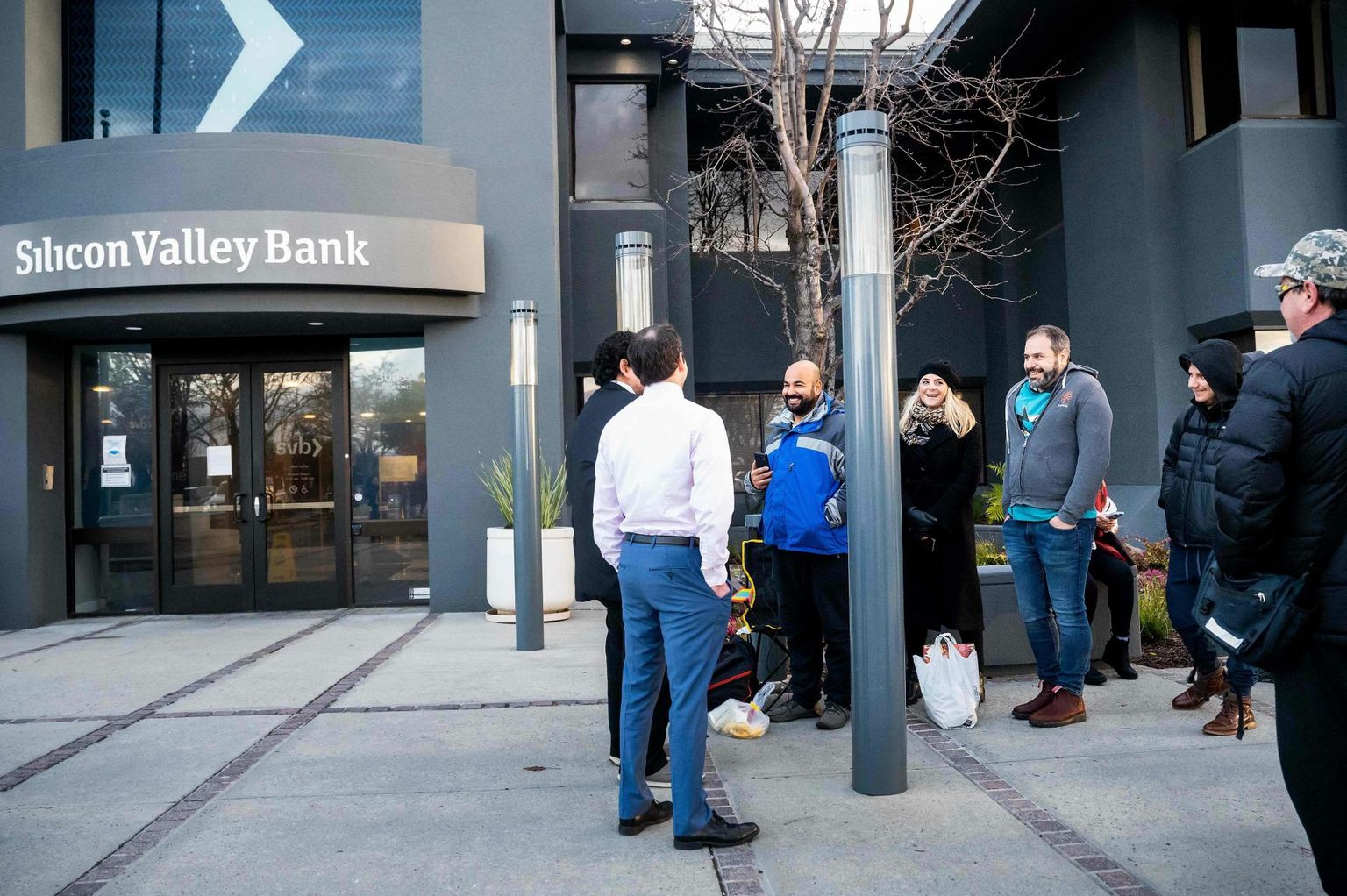 Viimane pangakriis algas Silicon Valley Banki pangajooksuga. Fotol kuulavad panga kliendid föderaalse hoiuste kaitsmise  korporatsiooni esindajat olukorda selgitamas.