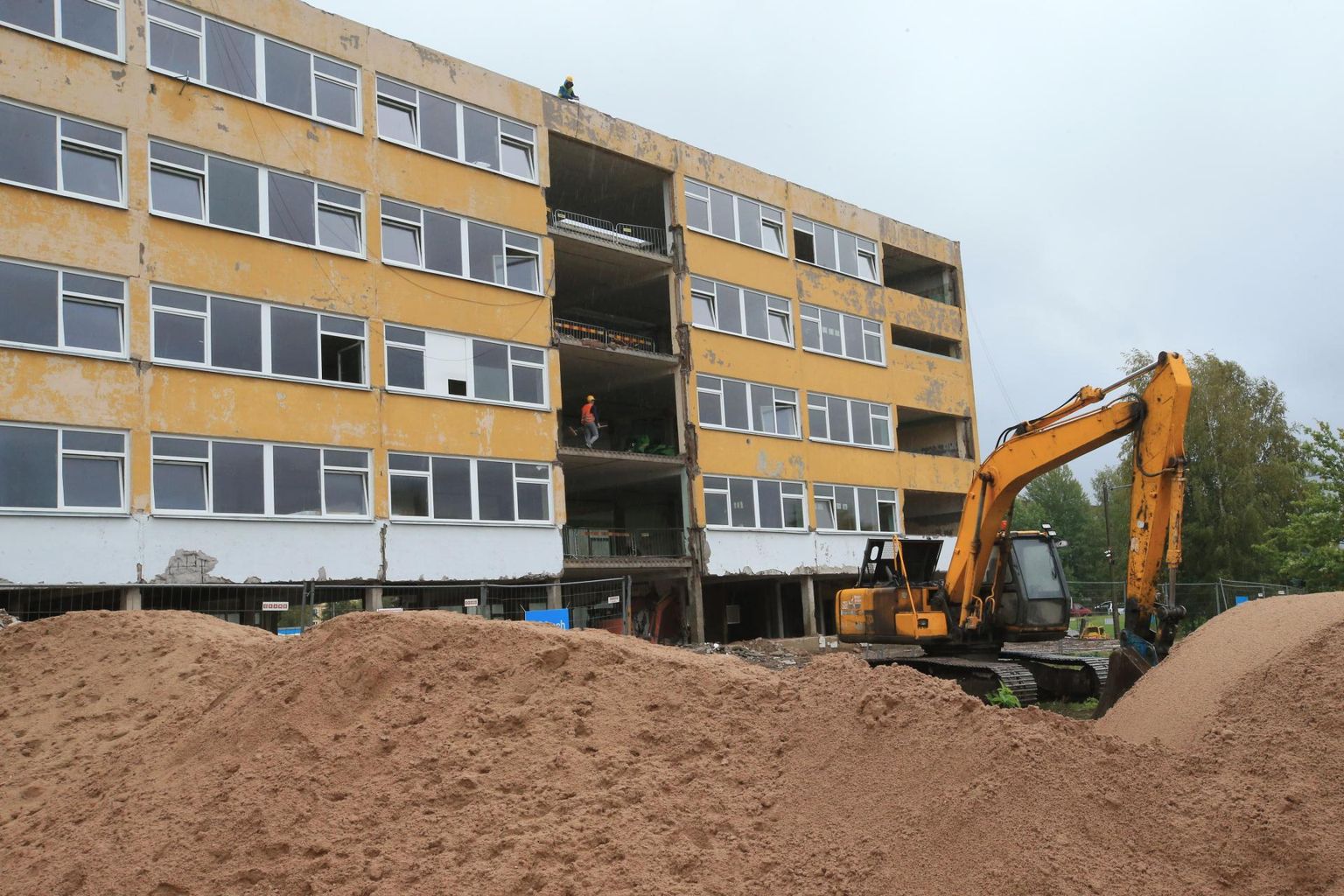 Tartu Annelinna gümnaasiumis on lammutustööd lõpusirgel. Ehitustööd tuleb valmis saada järgmisel suvel.