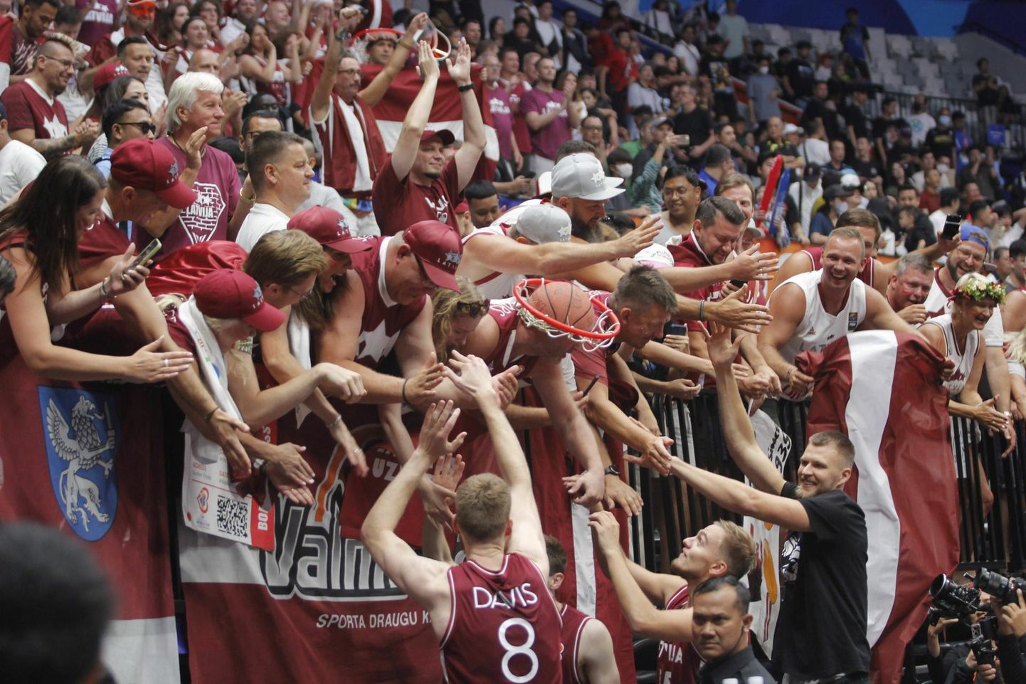Punavalge meri Jakartas. Läti korvpallurid tähistavad koos fännidega veerandfinaali jõudmist.