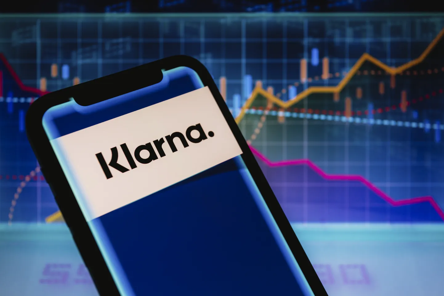 Klarna logo nutitelefoni ekraanil.