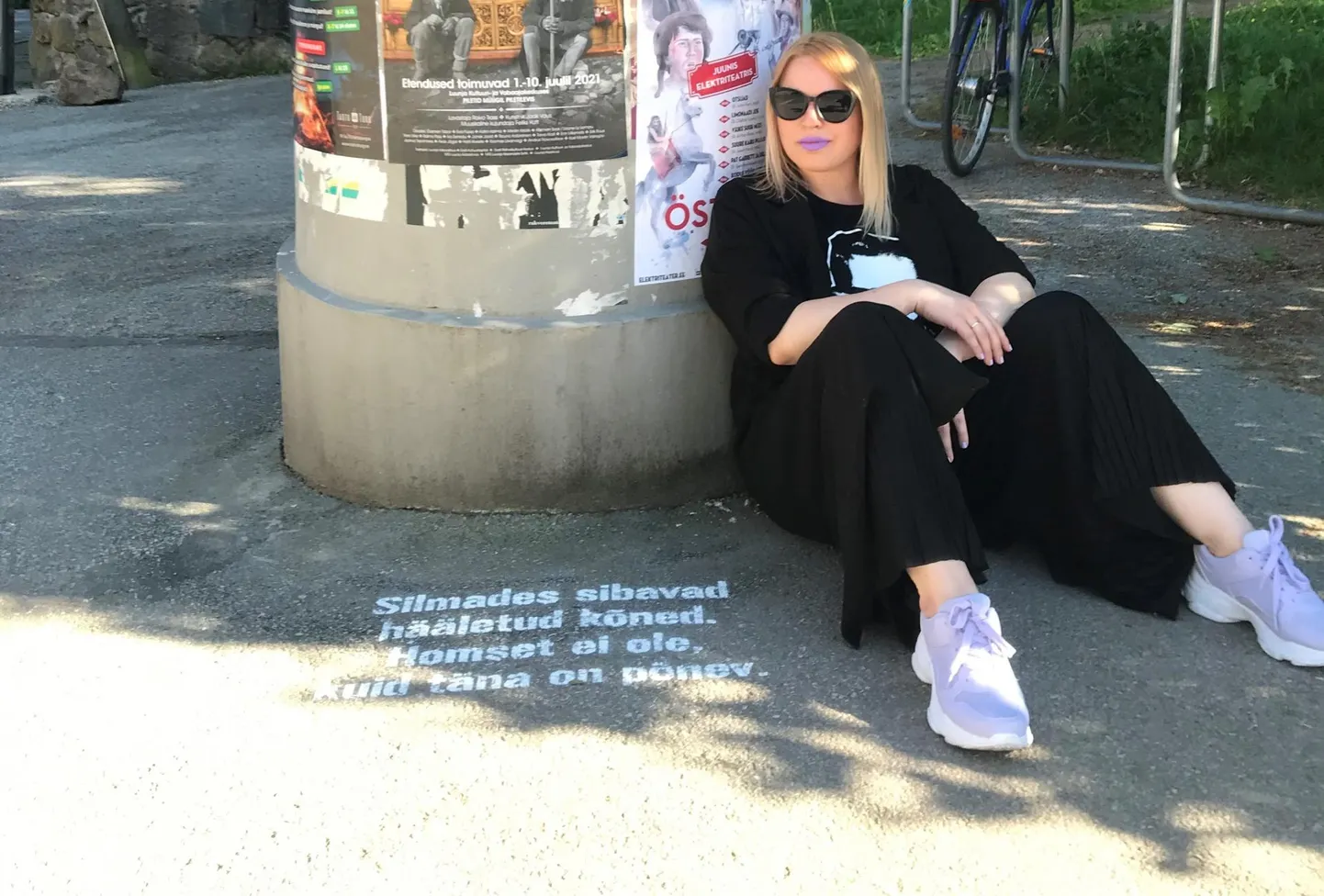«Silmades sibavad hääletud kõned.
Homset ei ole, kuid täna on põnev.» (A. Alliksaar)
Keiti Vilms ja Tartu tänavatele toodud luuleread.