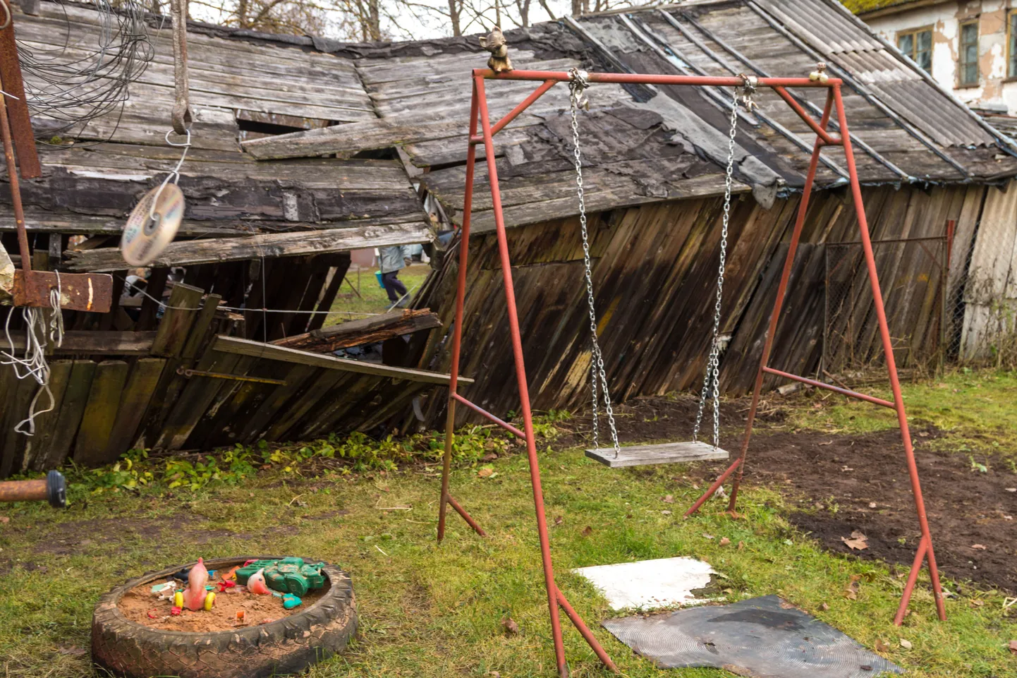 Juba aastaid tüliallikaks olnud kuur Tsirguliinas on tänaseks tõsiselt ohtlikus seisus. Kohe-kohe on see kukkumas naabruses elava pere kuurile ning laste mänguväljakule. Ohuallikas on varisemisohtlik kuur aga seal läheduses mängivatele lastele.