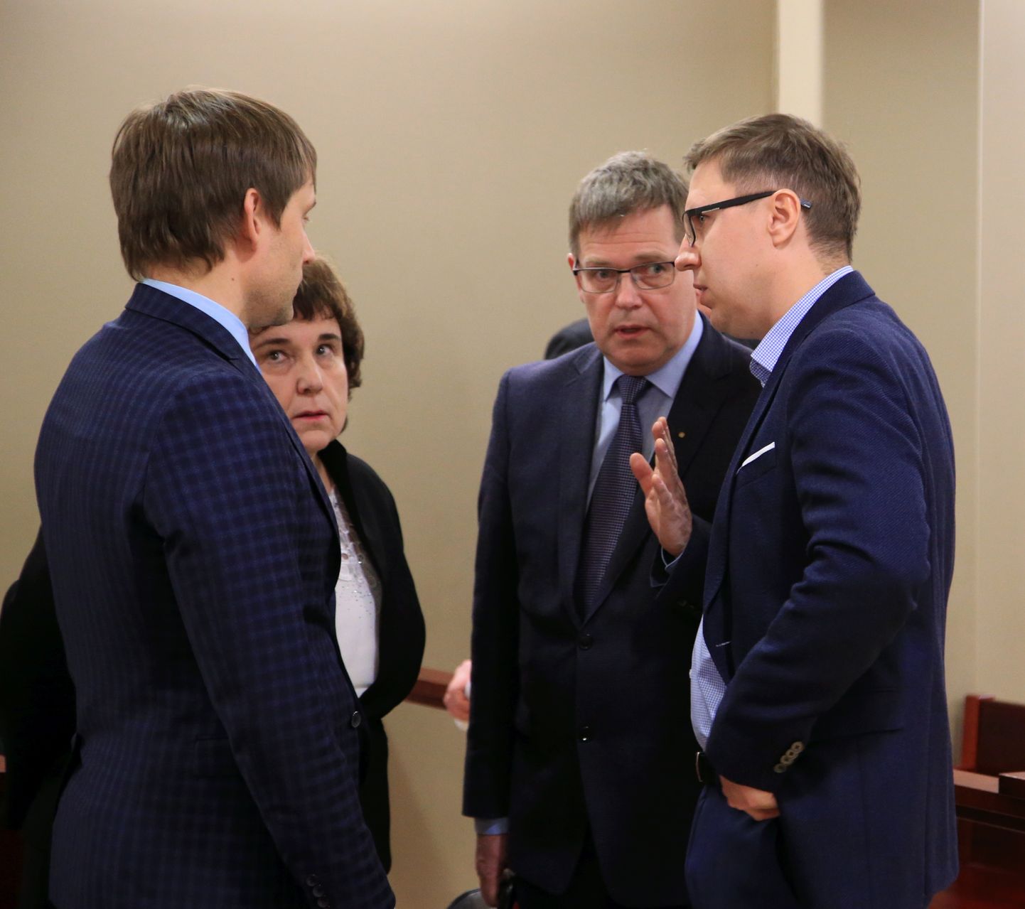 Kohtuotsuse kuulutamine mullu märtsis Peeter Saare, Leonid Dulubi ja Tartu Mill aktsiaseltsi süüdistuses.
Pildil Leonid Dulub kaitsjatega.