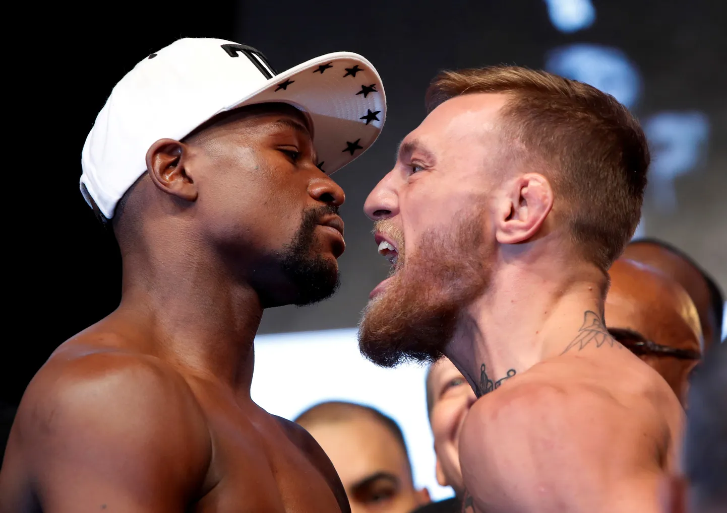Floyd Mayweather Jr. (vasakul) ja Conor McGregor.