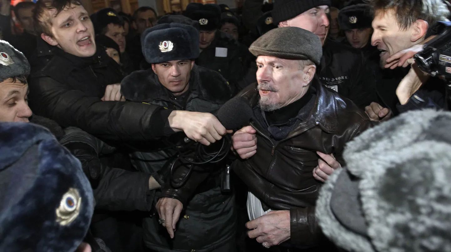 Эдуарда Лимонова задерживает полиция.