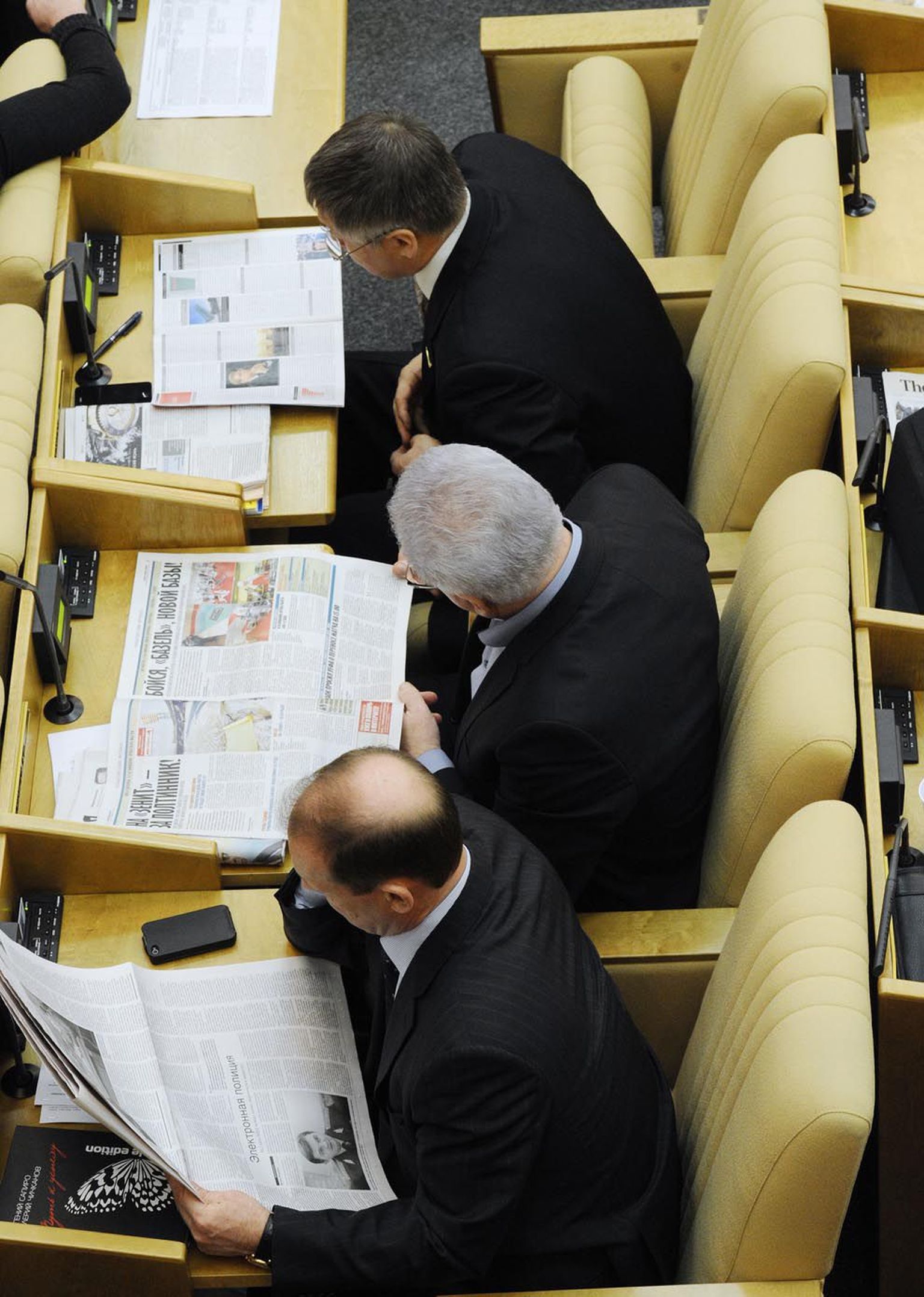 Vene riigiduuma saadikud ajalehti lugemas.