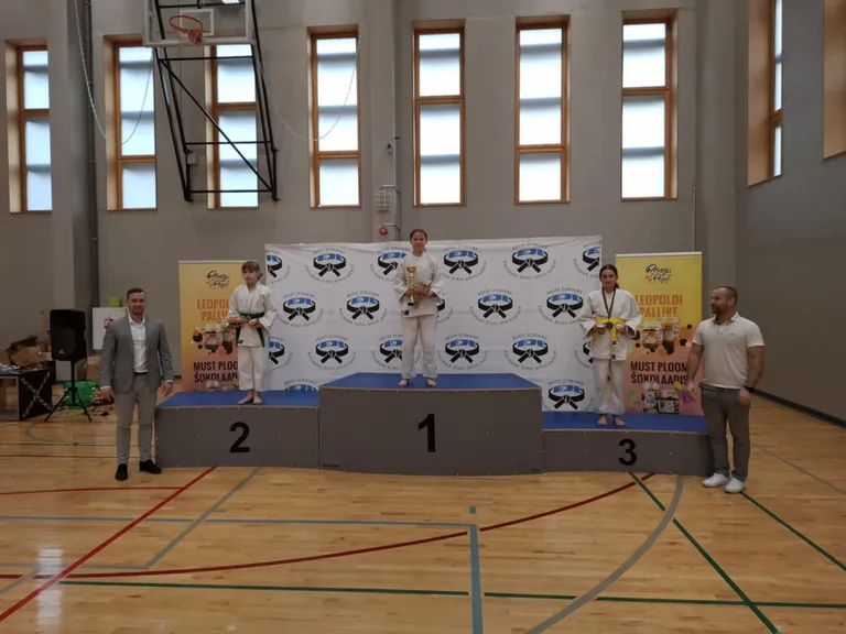 Anni Tuuling esikohal