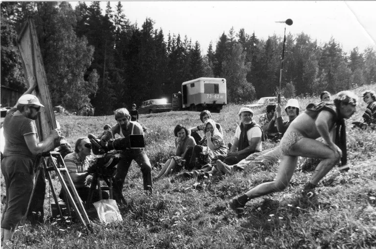 Skats no spēlfilmas „Limuzīns Jāņu nakts krāsā” filmēšanas, 1981. Foto: Guntis Grunte. Rīgas Kino muzeja krājums.