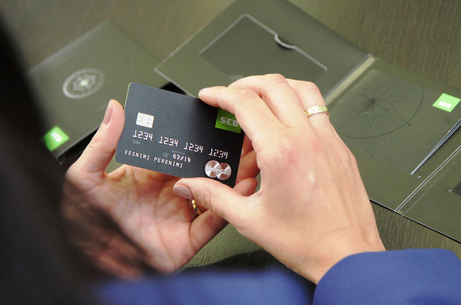 SEB hakkab pakkuma krediitkaarti, mis lubab Tallinna Lennujaamas kiiret turvakontrolli.