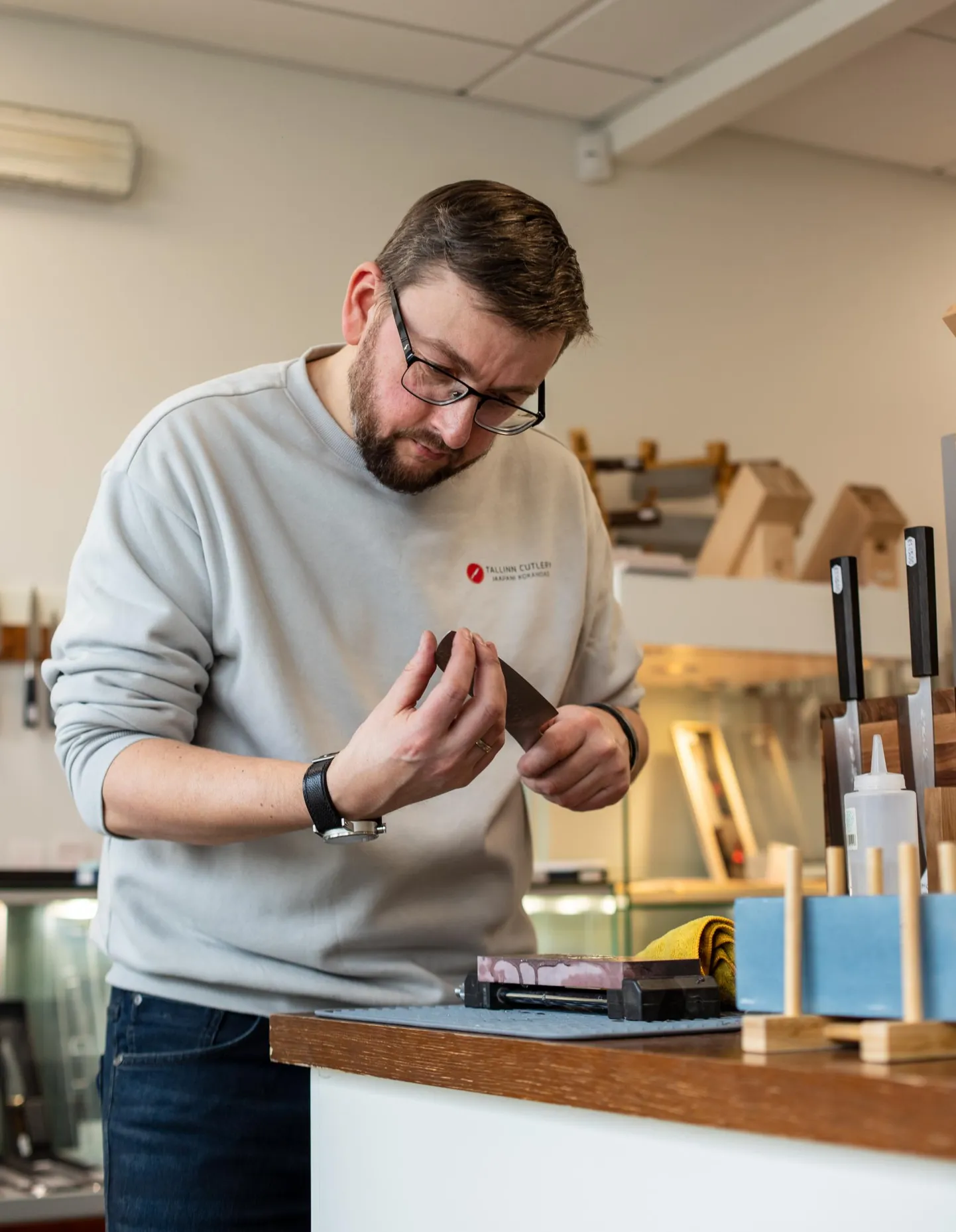 Tallinn Cutlery asutaja Margus Tapupere sõnul tuleb endale korralikku nuga valides minnagi poodi ja nuge käes katsuda. See nuga, mis sobib ühele, ei pruugi hea tunduda teisele.