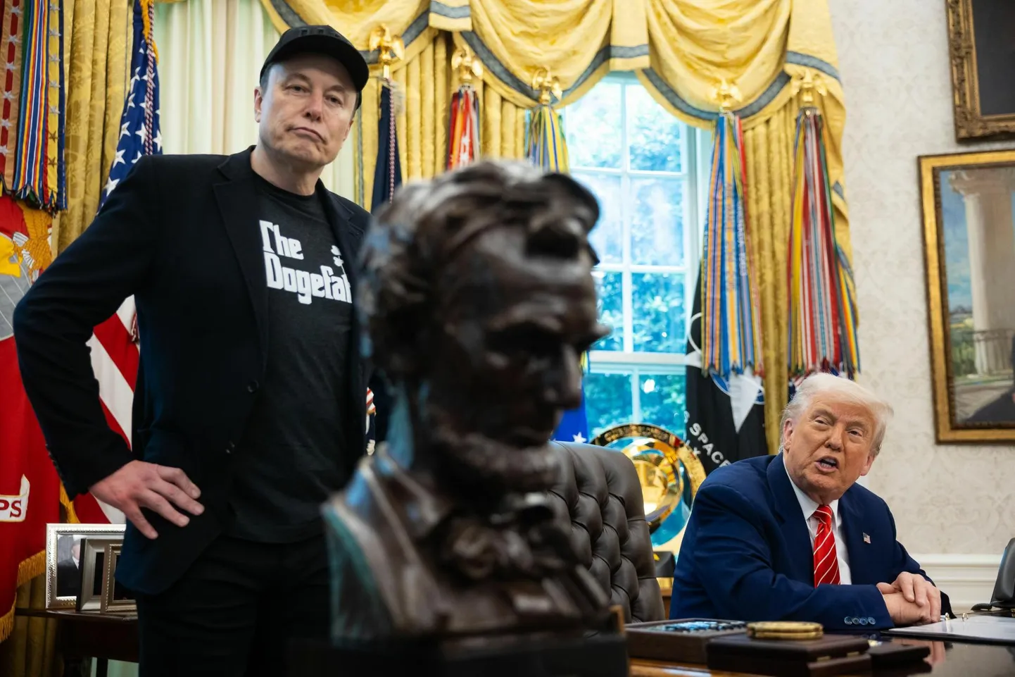 Elon Musk ja Donald Trump Valge Maja ovaalkabinetis.