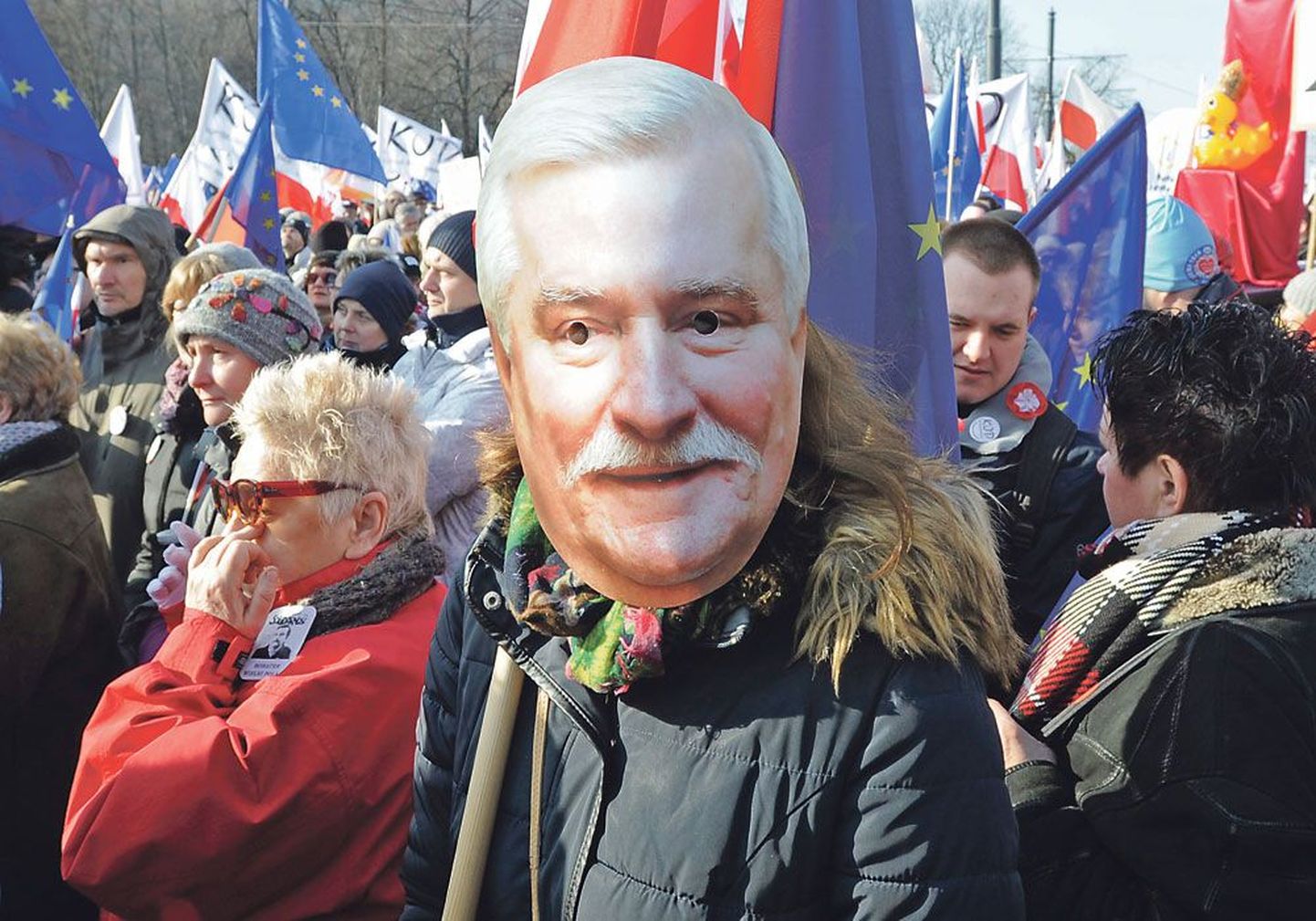 Протестующий в маске Леха Валенсы    на антиправительственной акции в Варшаве 27 февраля.