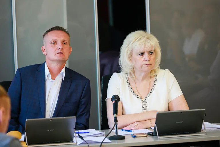 Владимир Жаворонков и Наталия Умарова, руководящие заседанием Нарвского горсобрания 25 августа.