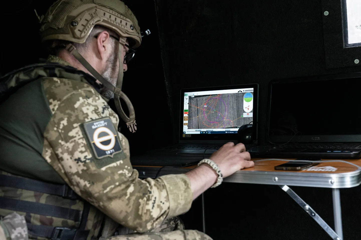 Ukraina sõdur juhtimas drooni keset Venemaa agressioonisõda Ukrainas.