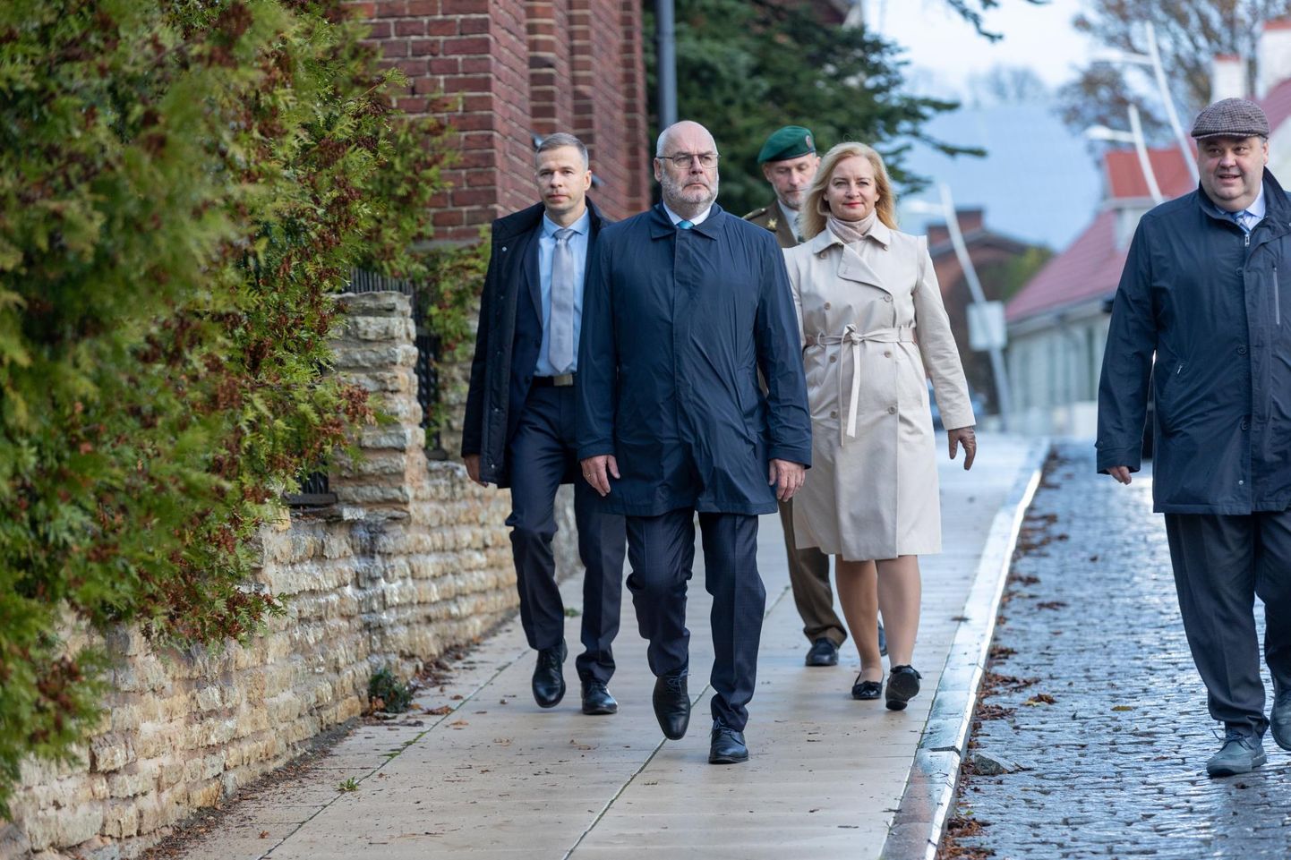 Lääne-Virumaal visiidil olnud Eesti president Alar Karis alustas teist külastuspäeva jalutuskäiguga mööda Pikka tänavat. ​