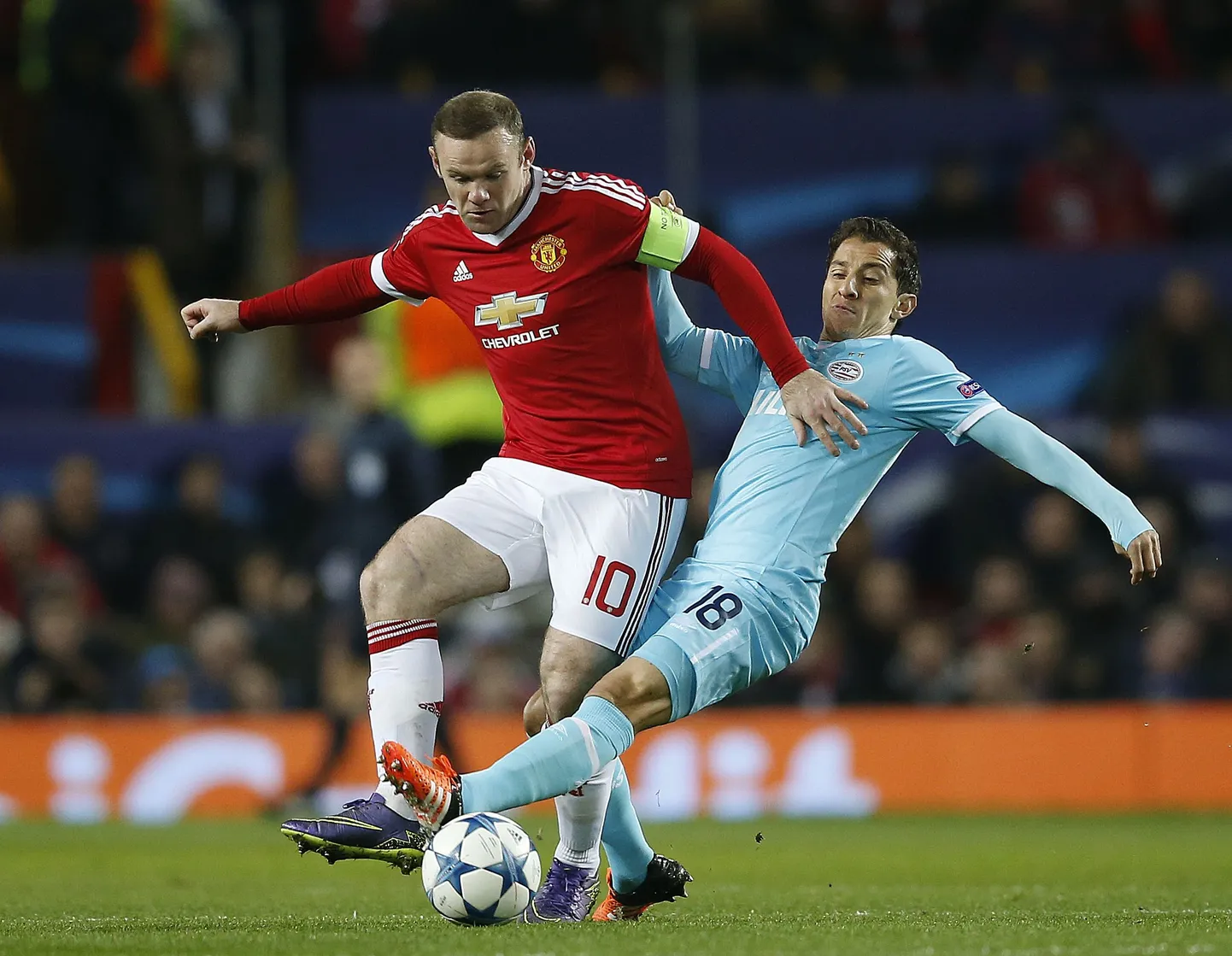 Wayne Rooney (vasakul).