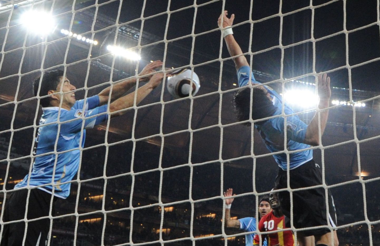 Luis Suarez tõrjub 2010 MMi veerandfinaalis palli viimasel minutil käega ja saab punase kaardi