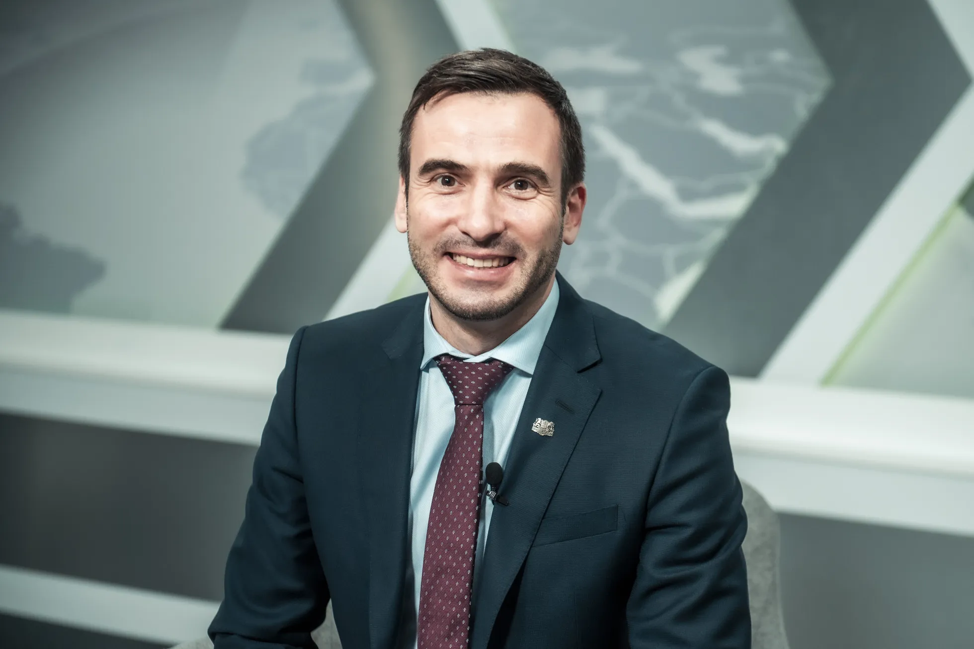 "Я готов хоть сегодня, хоть в прямом эфире, если это поможет другим понять, что вакцина - это наш самый лучший шанс быстро закончить эпидемию", - заявлял мэр Риги Мартиньш Стакис.