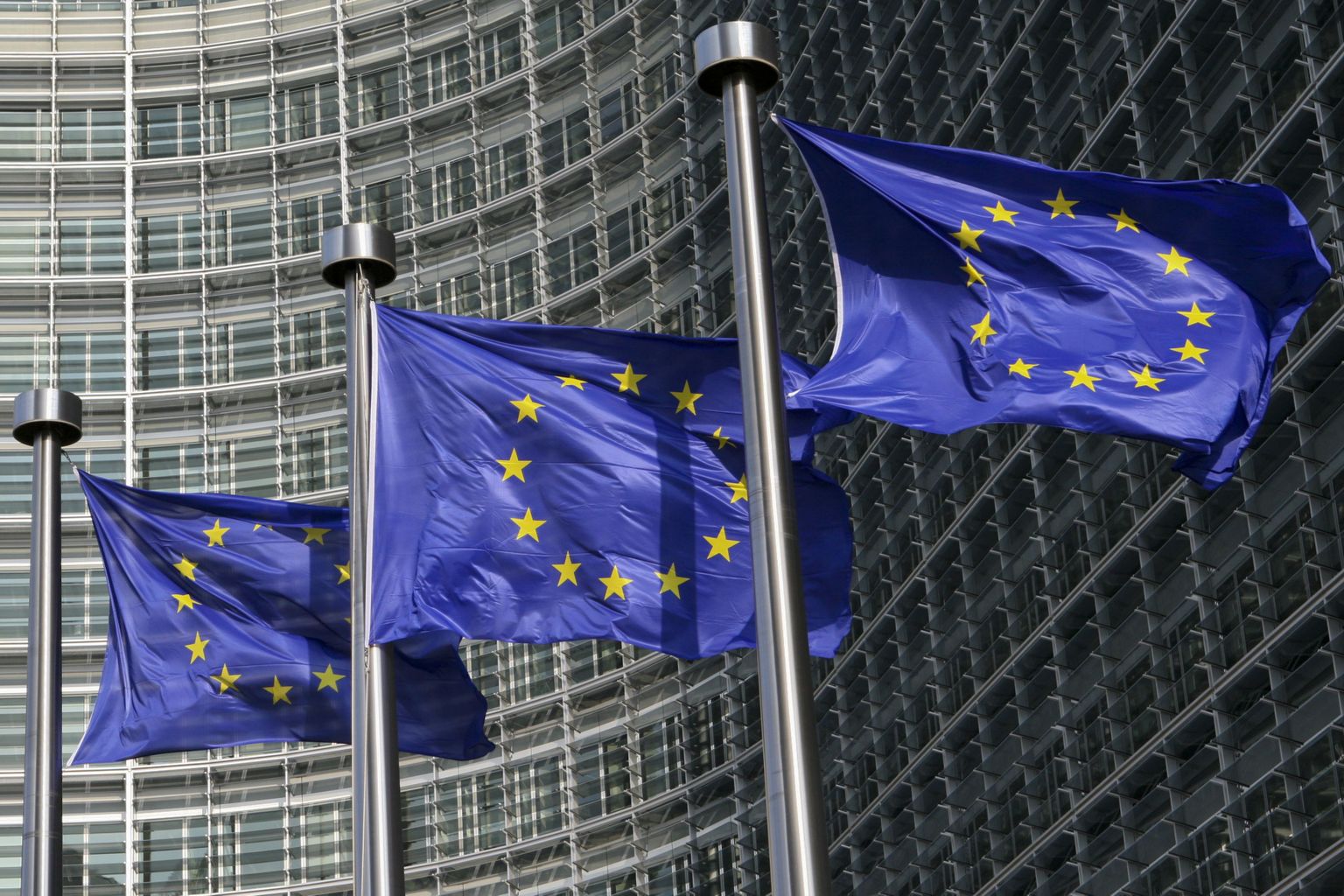 Флаги Евросоюза у штаб-квартиры Еврокомиссии. Фото иллюстративное.