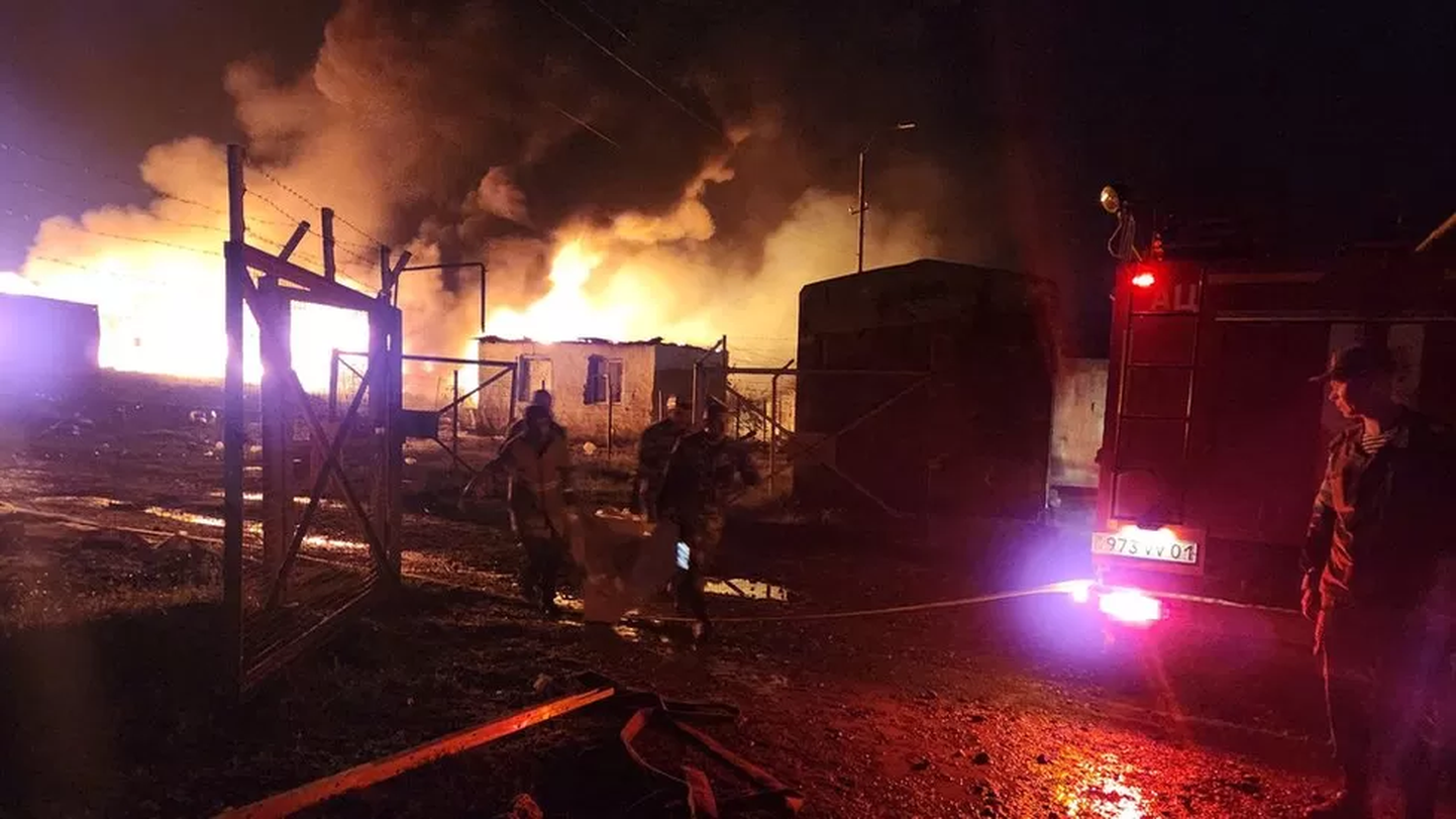 Спасатели и медики работают на месте взрыва на топливном складе в районе трассы Степанакерт-Аскера в Беркадзоре 26 сентября.