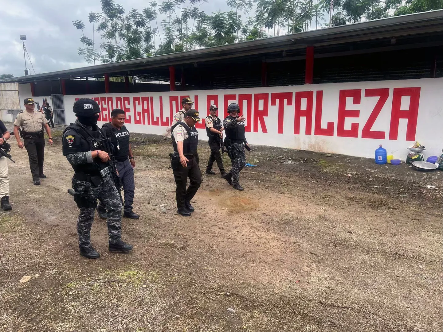Ecuadori politsei kukevõitlusareeni kõrval Manabi provintsis La Valencias, kus tapeti 12 inimest. 18. aprill 2025.