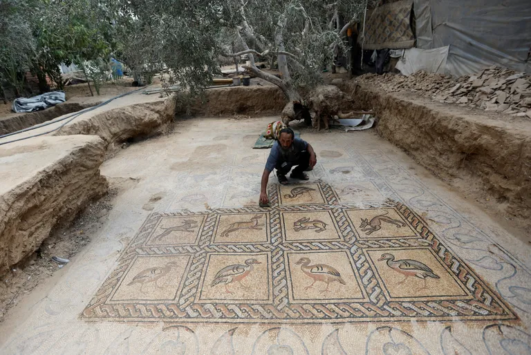 Oliivipuuaiast avastati mosaiik.