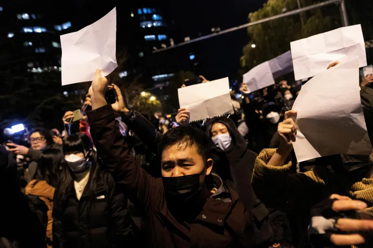 Hiina protestide sümboliks saanud valgeid paberilehti käes hoidvad inimesed Pekingis.