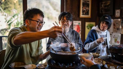 Karurünnakutega kimpus Jaapani gurmaanid seisavad mõmmikuprae mekkimiseks järjekorras