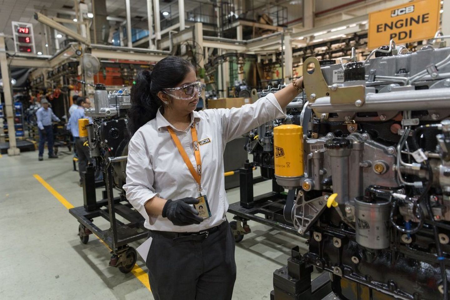 Insener tööhoos masinavalmistaja JCB India tehases Faridabadis.