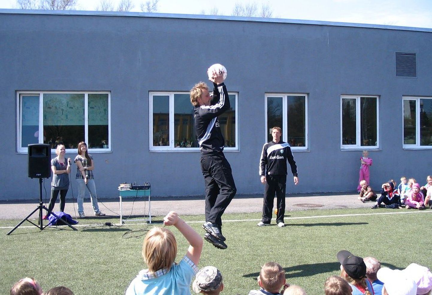2009. aasta kooliolümpiamängudel tutvustasid FC Levadia jalgpallurid Martin Kaalma (esiplaanil) ja Indrek Zelinski Pärnu ühisgümnaasiumi staadionil lastele vutimängu saladusi.